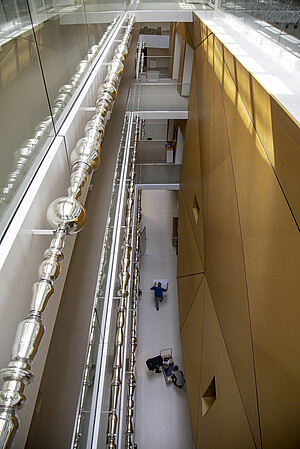 L’œuvre en verre souligne trois coursives du hall.